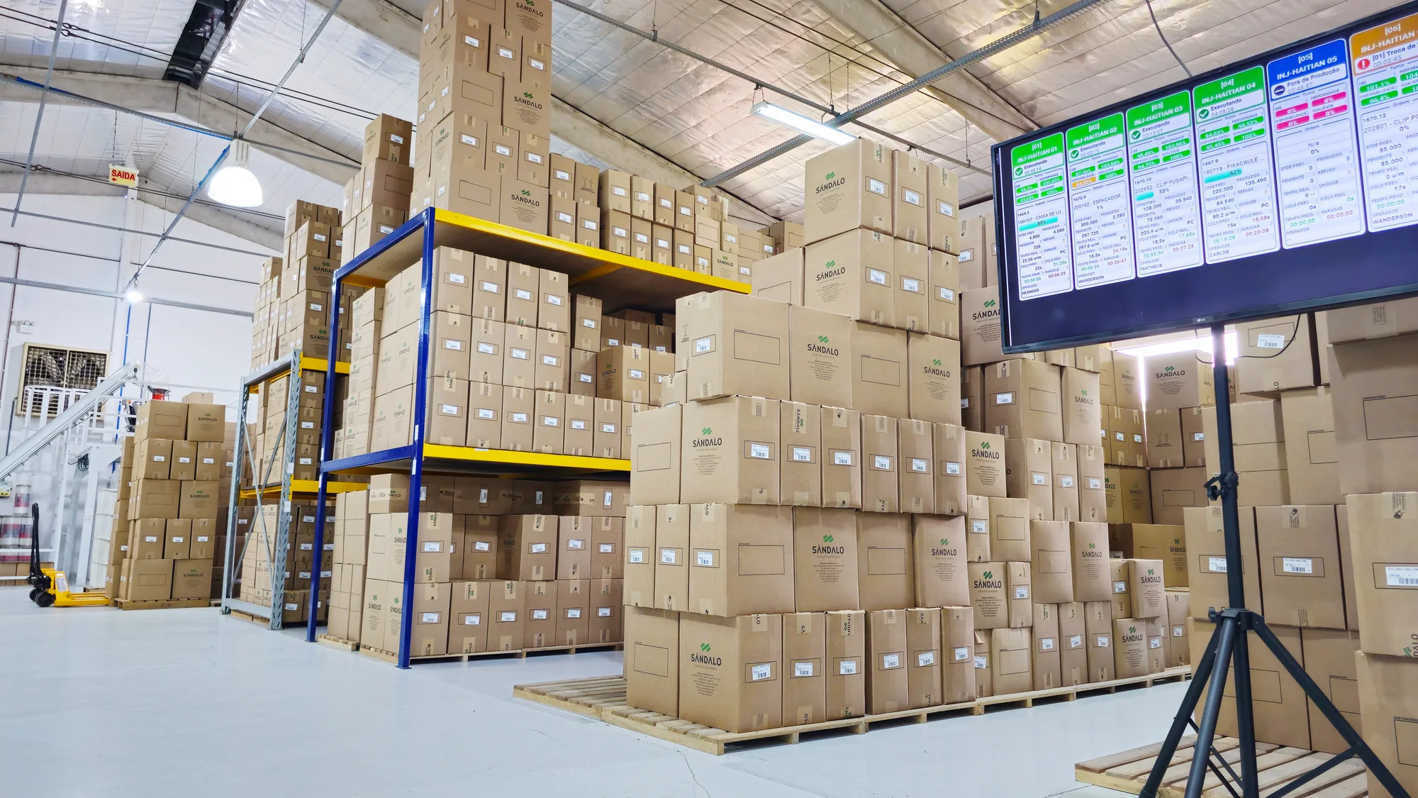 Produtos Sândalo paletizados no centro de distribuição
